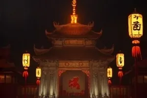 深夜客厅场景：暖光台灯下摊开的剧集手写片单与一杯热茶